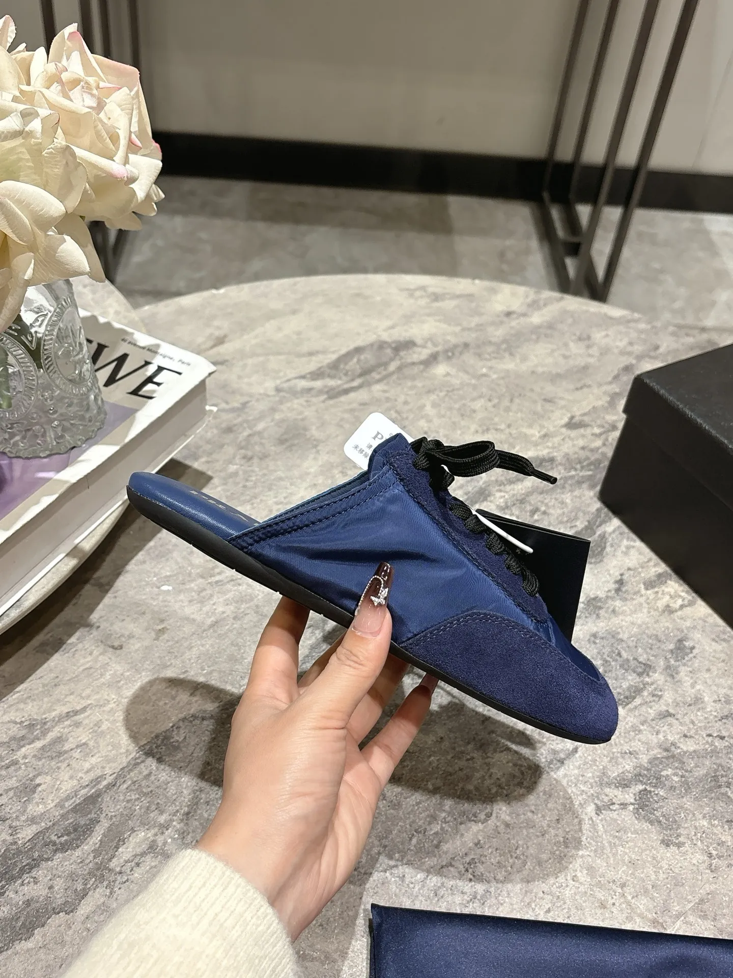👟👟Ex-factory price 502👟👟 Prada Prada spring and summer show thin-soled moral training shoes for women. The 25ss show style item with the highest export rate. The suede upper has a texture, and the inner sheepskin is wrapped. It is soft and waxy. The insole is thickened with lambskin. It is extremely comfortable to step on, has a sense of support, and feels well wrapped. The shoe shape is full of wrapping, light, easy to wear and practical, a casual shoe, original molded rubber outsole Size: 35-39 (40 41 customized, non-refundable)
